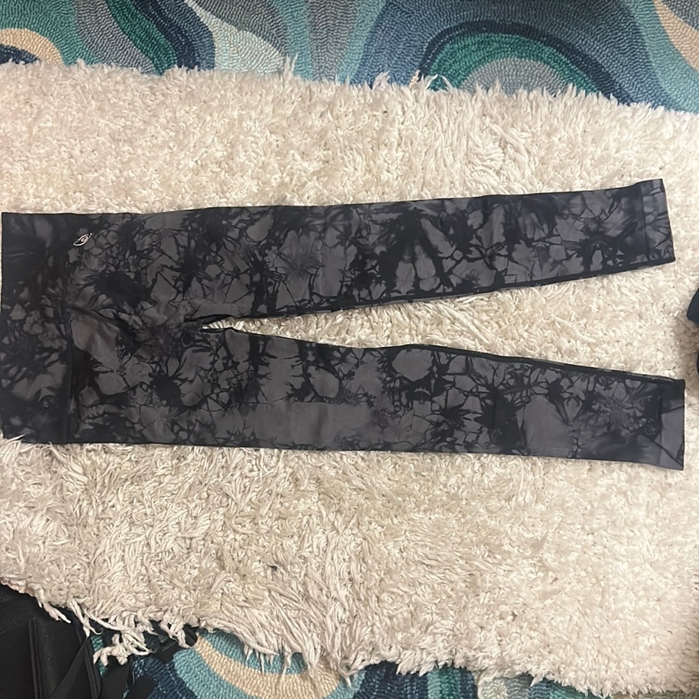 black and gray tie dye butt scrunch workout leggings. Perfect for working out!